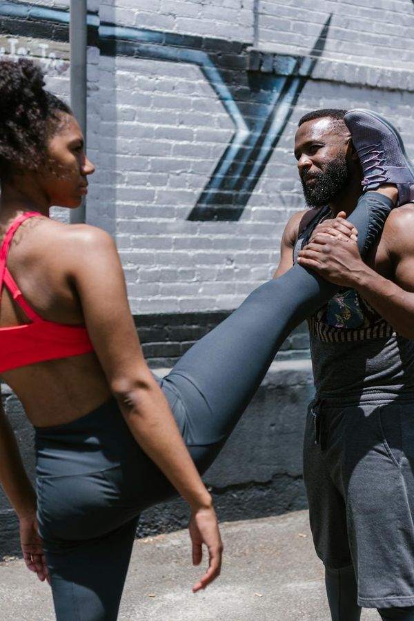Man in the middle of a dynamic bodyweight exercise.